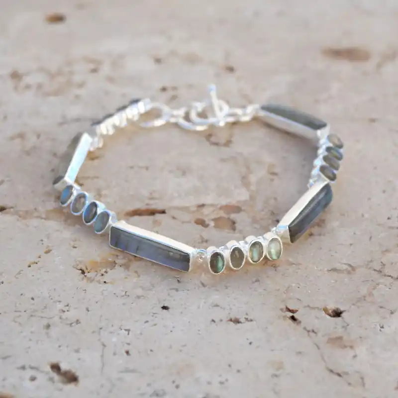 Promotion Saisonnière Bracelet en argent et pierres rectangulaires et ovales Labradorite