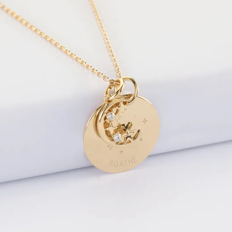 Acheter Direct Pendentif personnalisé médaille gravée plaqué or 19 mm et breloque lune scintillante 11 mm - HappyBulle x Capucine