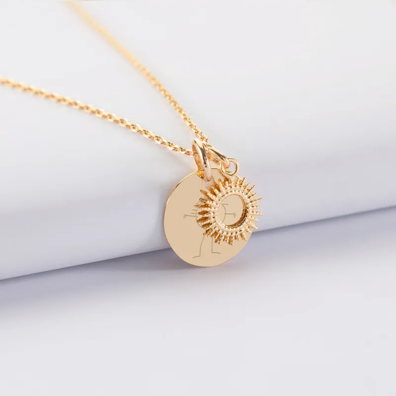 Achat Immédiat Pendentif personnalisé médaille gravée plaqué or 15 mm et breloque soleil 10 mm