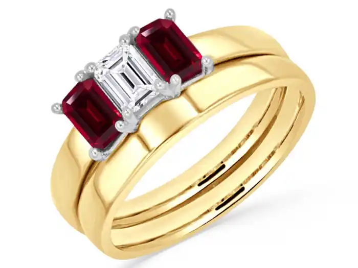 Set d'alliances Raoulline trinité diamant de laboratoire et rubis taille émeraude en or jaune 14k pour femme Fait Main