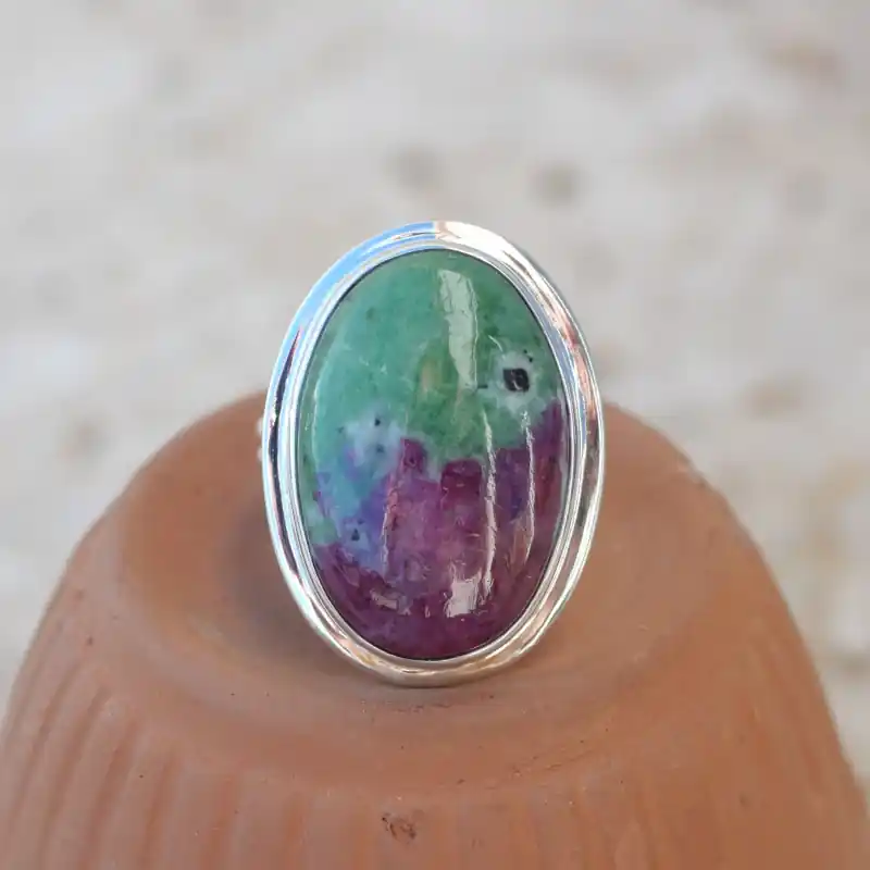 Top Qualité Bague ovale argent plat et pierre Rubis sur Zoisite T53