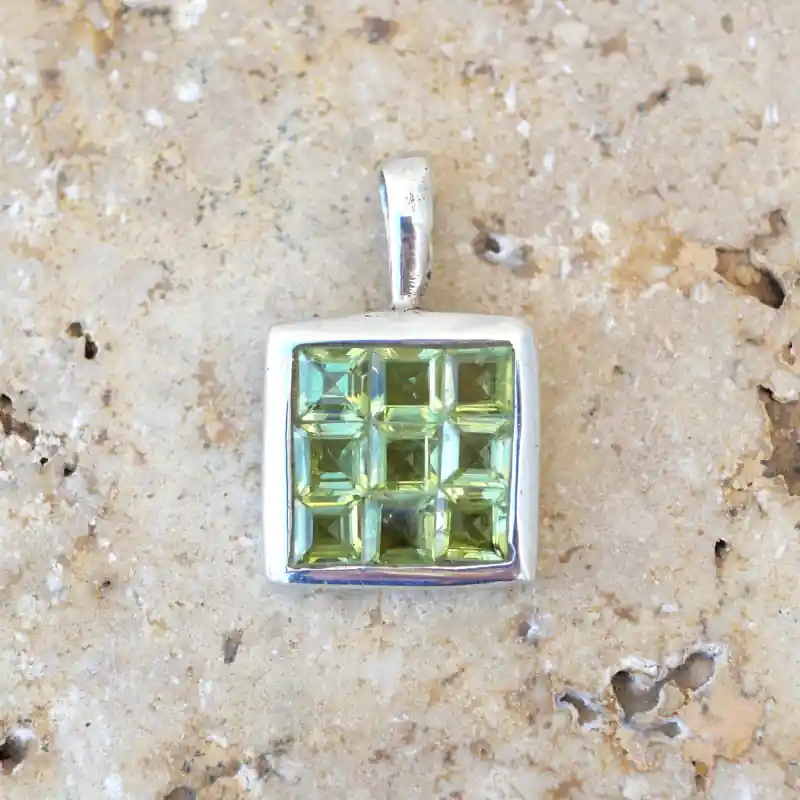 Achetez Aujourd’hui Pendentif carre argent et 9 pierres carrees en Peridot