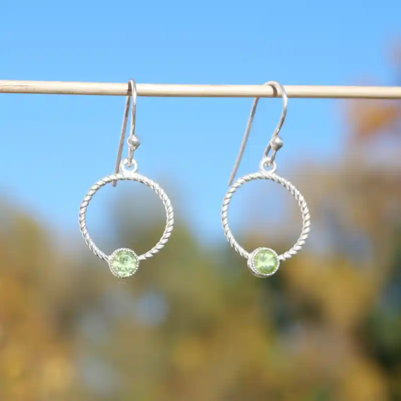 Soldes Boucles rond strie en argent et Peridot facettee