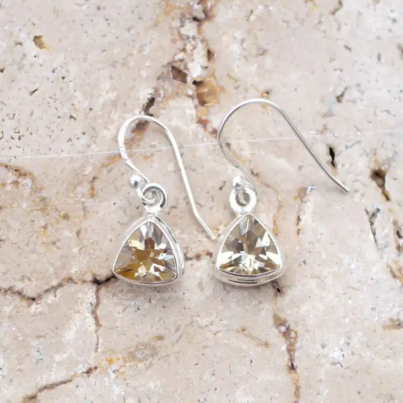 Must-Have Petites boucles d'oreilles triangulaire pierre Citrine et argent