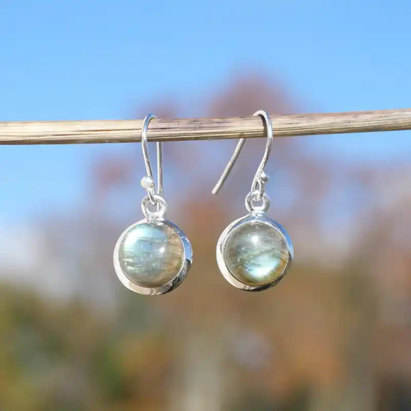 Achat Immédiat Petites boucles d'oreilles rondes Labradorite et argent