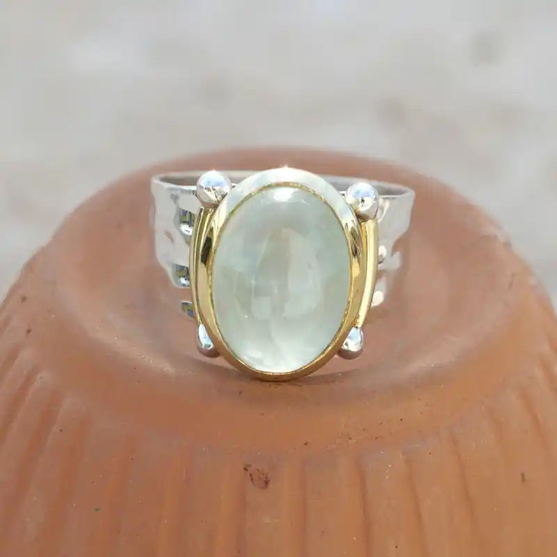 Meilleure Qualité Bague argent martele laiton dore pierre ovale en Prehnite T59