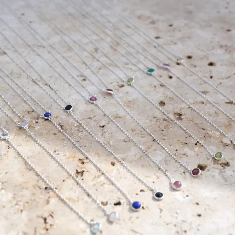 Tendance Collier cravate argent et 2 petites pierres en Agate verte