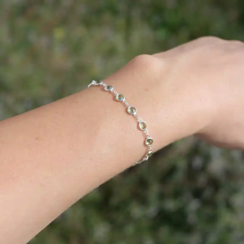 Solde Bracelet fin argent et 14 petites pierres rondes Peridot facettees