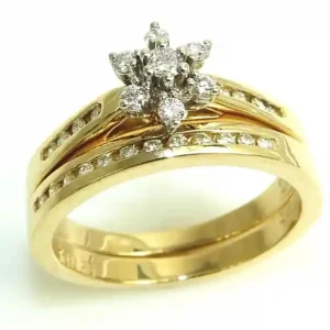 Set d'alliances contemporain serti d'une fleur surelevé à diamants Dernier Modèle