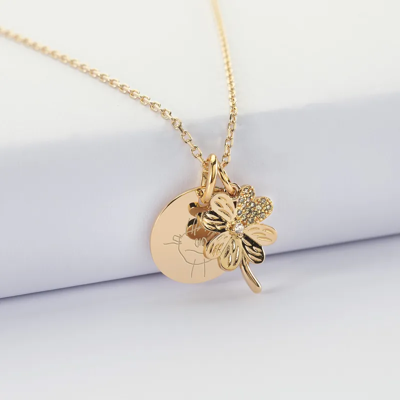 Prix Réduit Pendentif personnalisé médaille gravée plaqué or 15 mm et breloque trèfle scintillant 15 mm