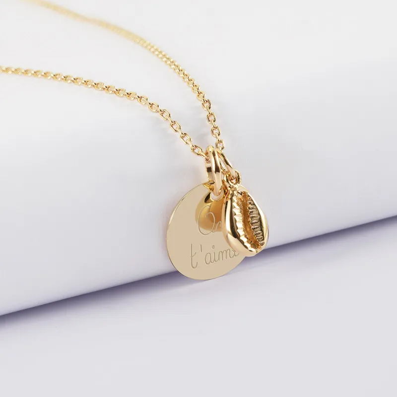 Prix Promo Pendentif personnalisé médaille gravée plaqué or 15 mm et breloque coquillage cauri 10 mm
