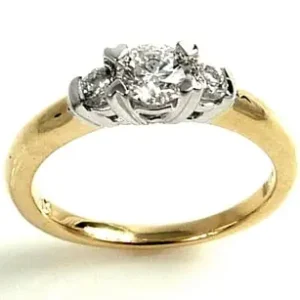 Trinité à diamants griffes en coeurs centre 4/10 carat Offre Exclusive