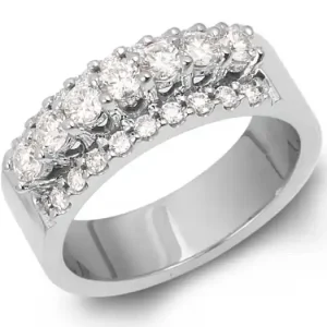Semi-éternité triple rangées centre proéminent à diamants Nouvel Arrivage