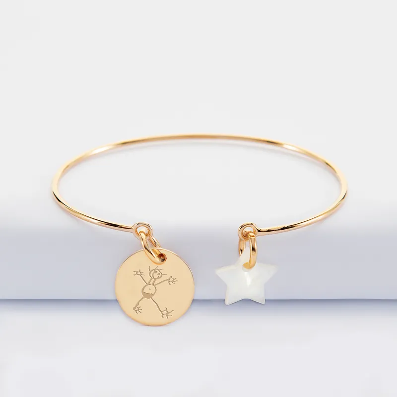 Prix Bas Bracelet personnalisé jonc plaqué or ouvert médaille gravée 15 mm et breloque nacre 10 mm