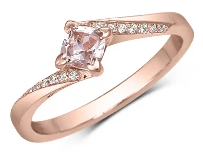 Promotion Saisonnière Bague Cassy morganite taille princesse anneau dévié à diamants en or rose 14k