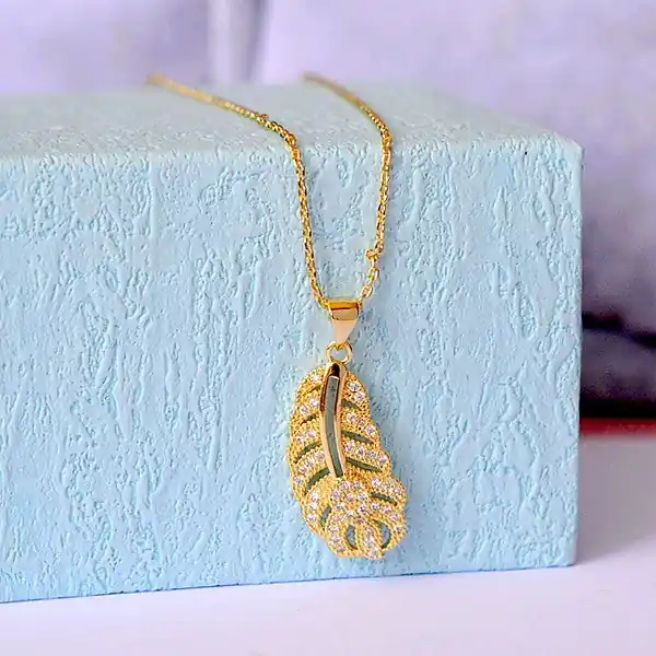 Collier pour Femme - chaîne et Pendentif feuilles pendantes ajourés de strass Bon Plan