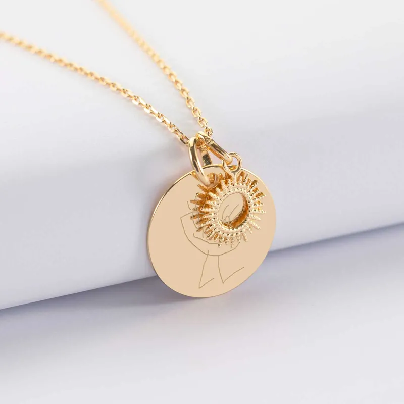 Usine Directe Pendentif personnalisé médaille gravée plaqué or 19 mm et breloque soleil 10 mm