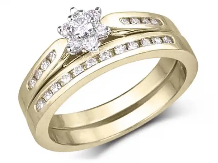 Set d'alliances Beckia moderne avec fleur centrale et jonc à diamants en or jaune 14k Offre Spéciale