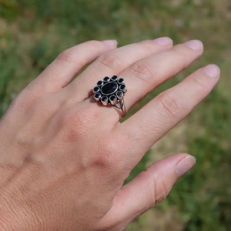 Vente Flash Bague fleur 11 pierres facettees en Onyx noir T56