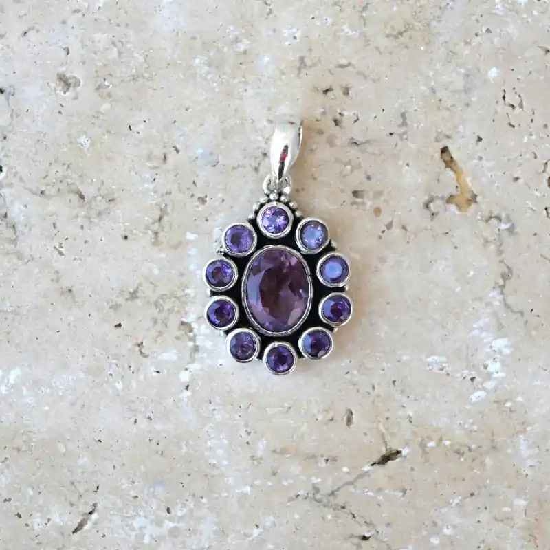 Affaire À Saisir Pendentif fleur 11 pierres facettees en Amethyste