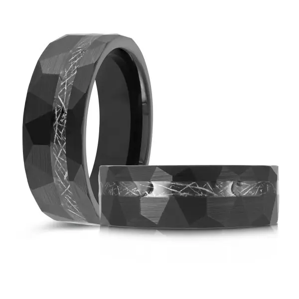 Réduction Jonc Karak 8 mm martelé satiné et ligne décalée design météorite en tungstène noir pour homme