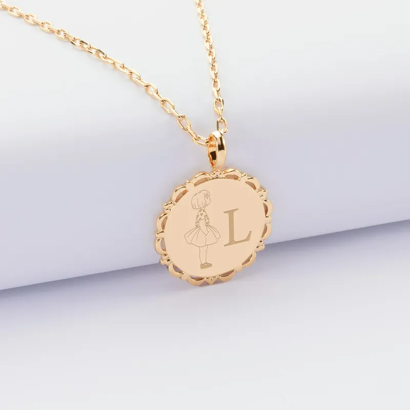Réduction Pendentif personnalisé initiale médaille vintage dentelée gravée plaqué or 17 mm - HappyBulle x Marie Savart