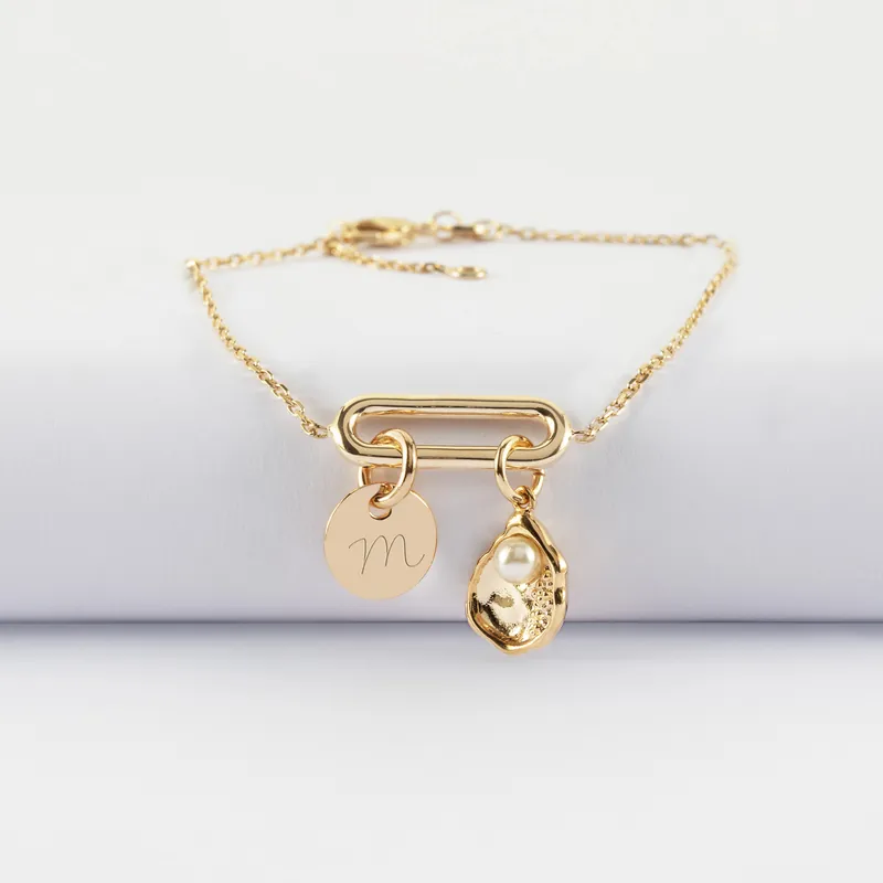 Solde Bracelet chaîne ovale ouvert personnalisé médaille gravée plaqué or 15 mm et breloque coquillage perle blanche