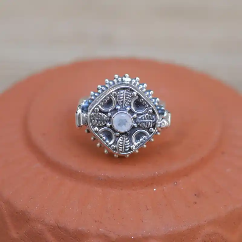 Super Prix Bague poison losange en argent et petite Pierre de lune T56