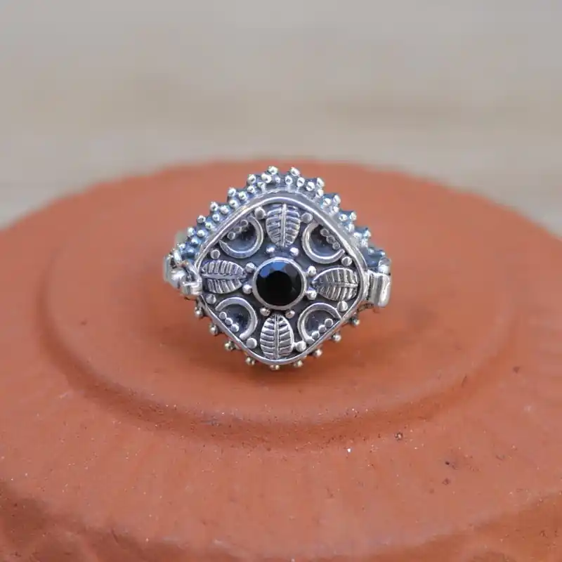 Achetez Aujourd’hui Bague poison losange en argent et petit Onyx noir T56