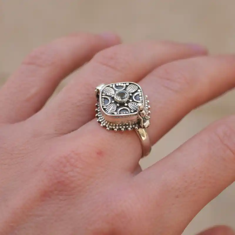 Produit De Marque Bague poison losange en argent et petite Topaze bleue T55