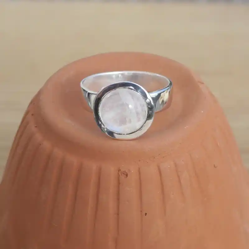Achetez Aujourd’hui Petite bague haute et ronde en argent et Pierre de lune (blanc) T56