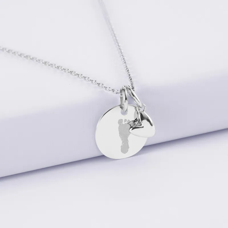 Acheter En Ligne Pendentif enfant personnalisé médaille gravée argent 15 mm et breloque petit coeur bombé 7 mm - HappyBulle x Atelier Wagram