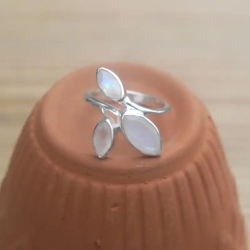 Soldes Bague 3 pierres feuilles en Pierre de lune facettees et argent (blanc) T55
