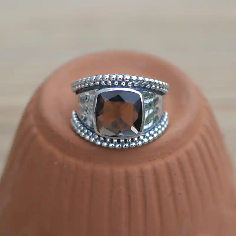 Remise Anneau argent martele et pierre carree Quartz fume (brun) T58