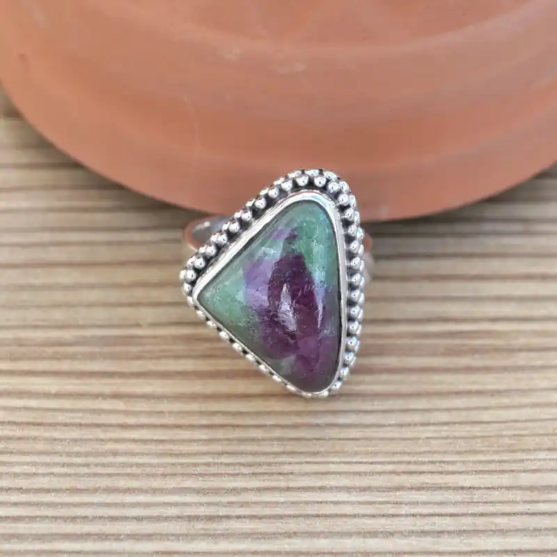 Vente Directe Bague trianglulaire argent cisele et pierre Rubis sur Zoisite (rose) (vert) T55