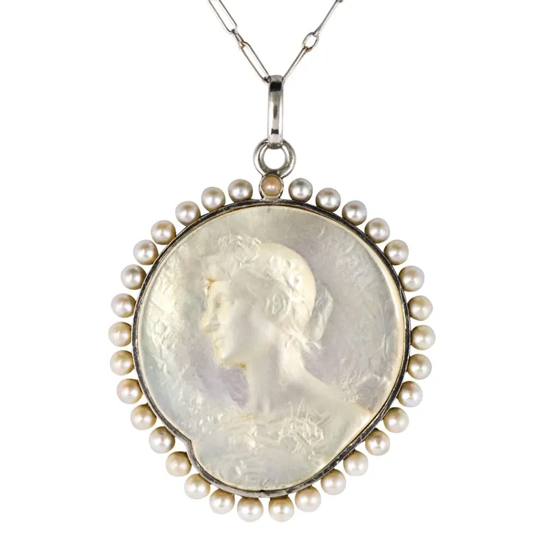 Médaille et sa chaine en platine, nacre et perles fines Seulement Aujourd’hui