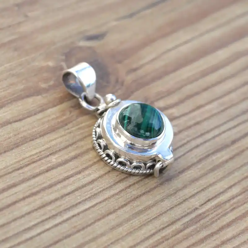 Réduction Pendentif coffre en argent cisele et pierre Malachite (vert)