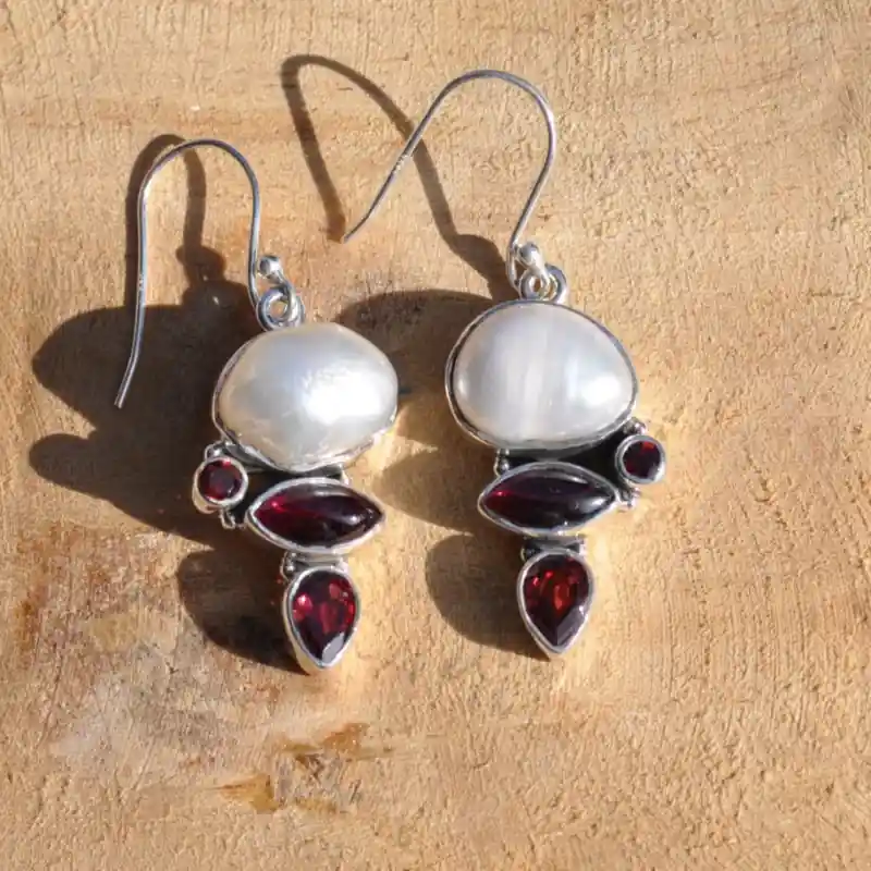 Quantité Limitée NEW ! Boucles d'oreilles en argent avec 4 pierres en Perle de Culture et Grenat (blanc) (rouge)