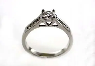 Superbe bague à diamants de style contemporain serti croisé central Populaire