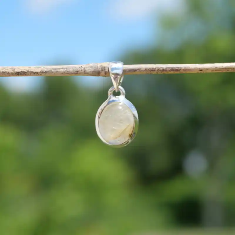 Tendance Petit pendentif ovale en pierre Quartz rutile bombee sertie d'argent (dore)