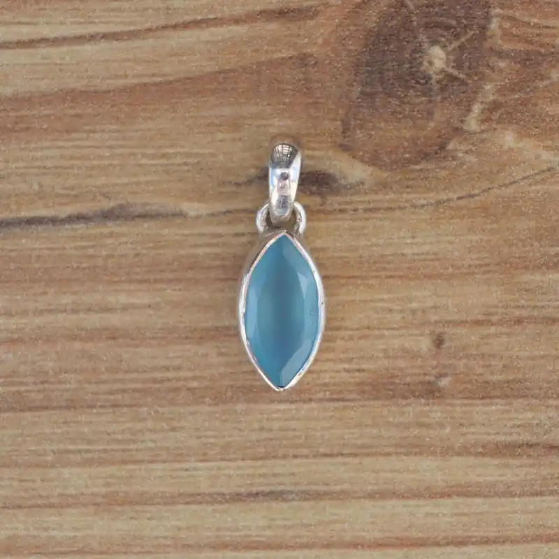 Commande En Gros Petit pendentif navette en pierre Calcedoine bleue et argent (bleu)
