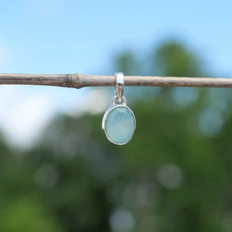 Petit pendentif ovale en pierre Calcedoine agua et argent (bleu) Dernière Chance