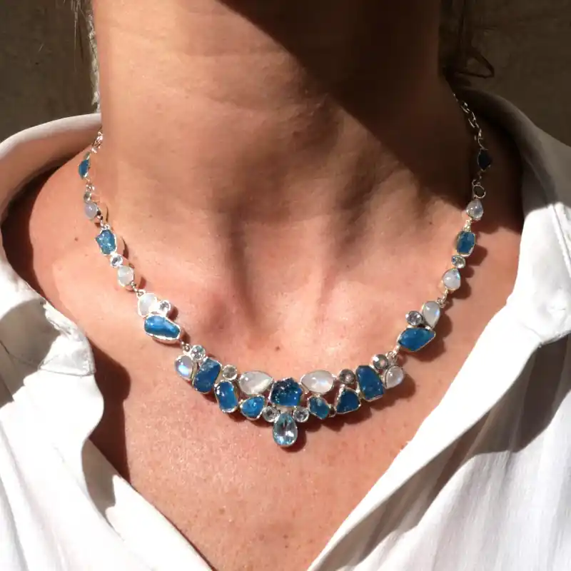 Remise Collier plastron argent 38 pierres en APATITE PIERRE DE LUNE et TOPAZE BLEUE (bleu) (blanc)