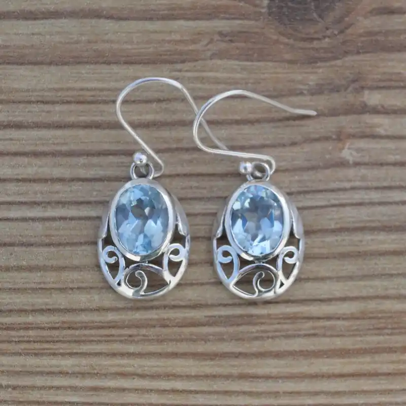 Boucles ovales ajourees en argent et pierre Topaze bleue (bleu Artisanat