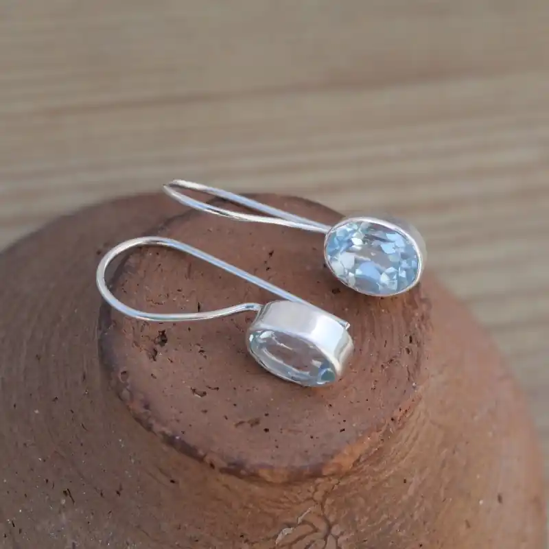 Petites boucles dormeuses argent et Topaze bleue facettee (bleu) Vente Directe