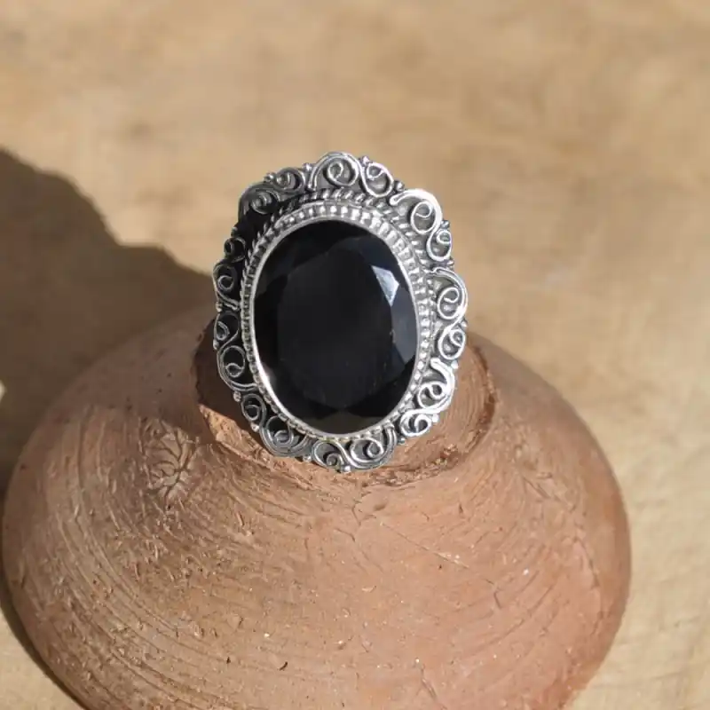 Grosse bague argent cisele avec pierre facettee en Onyx (noir) T56 Certifié