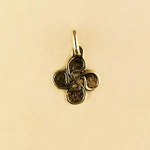 Achat Immédiat CROIX BASQUE BIJOUX | Pendentif Croix BASQUE Plaqué Or BORDURE | BIJOUX BASQUES | MADILAR |