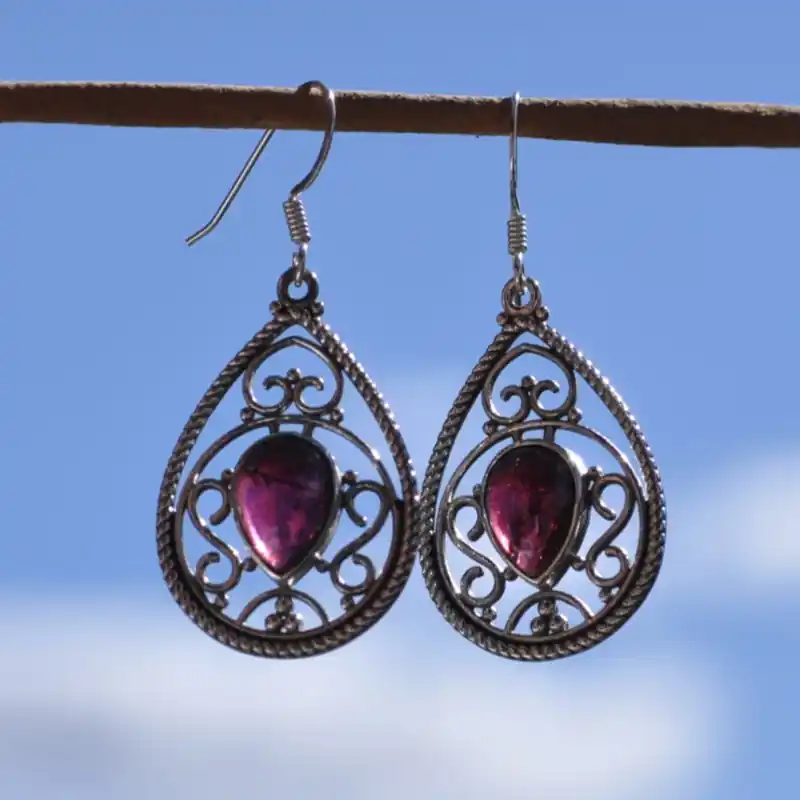 Vente Directe Boucles d'oreilles goutte en argent cisele avec une pierre en Grenat (rouge)