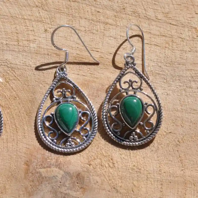 Retour Gratuit Boucles d'oreilles goutte en argent cisele avec une pierre en Malachite (vert)