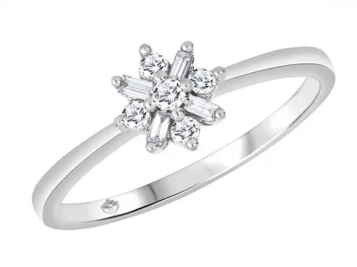 Nouveauté Bague Kaniehti flocon de neige en diamants canadiens en or blanc 10k